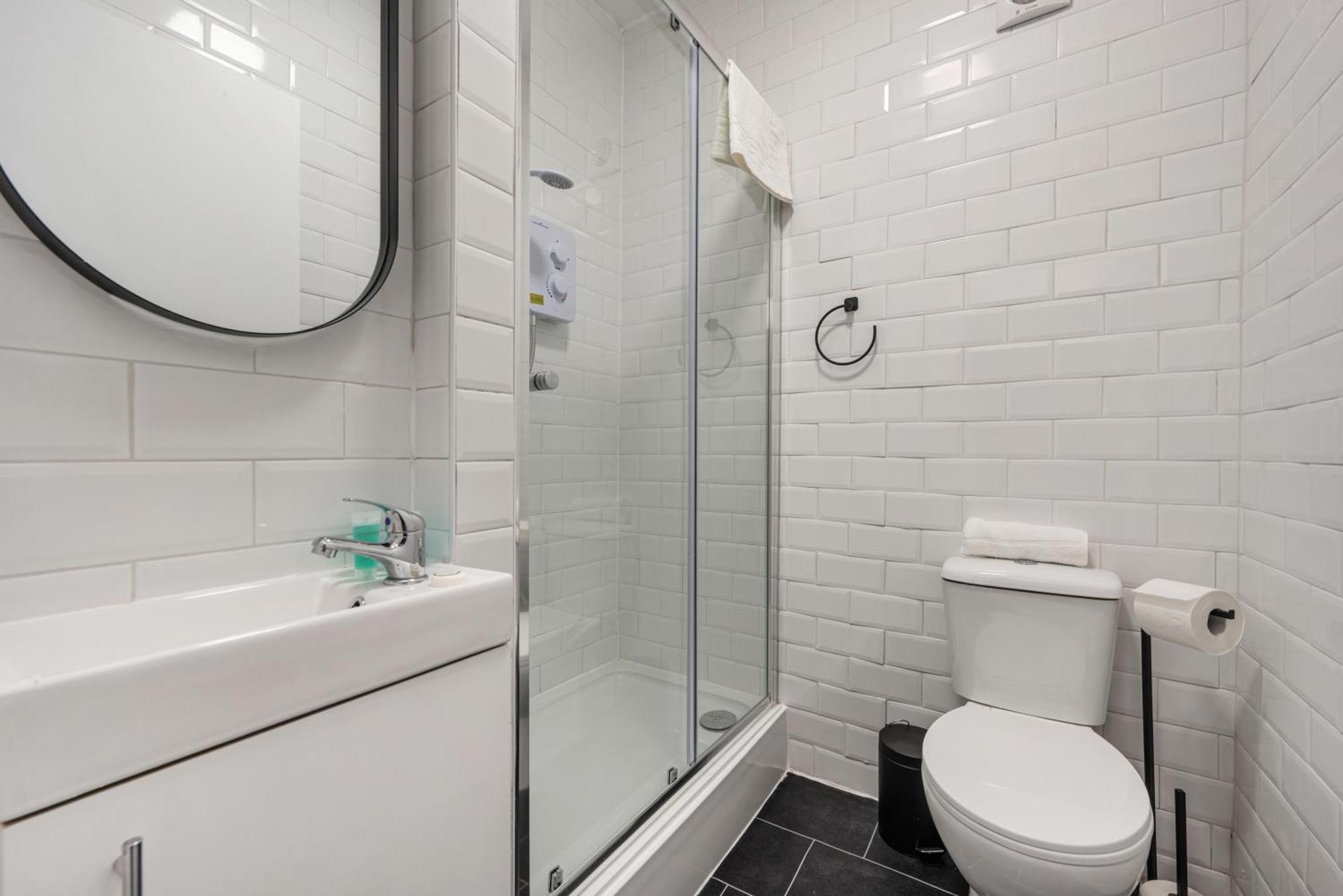 Anfield Cosy Stays - Air Host & Stay - Sleeps 14 ลิเวอร์พูล ภายนอก รูปภาพ